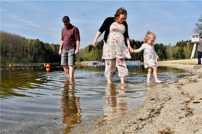 Dominic, Aurelia und Elea Nerlich gehörten am Montag zu den ersten, die den Saisonstart am Stausee genossen. Foto: 