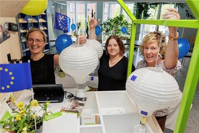  Sabine Schulze-Schwarz (v. l.), Marianne Fournier-Roch und Manuela Müller von der Wirtschaftsförderung bei den Vorbereitungen zum Sächsischen Europatag. 