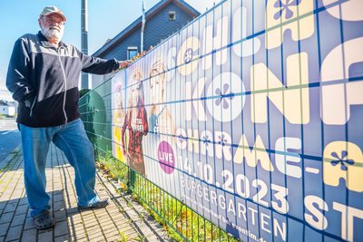 Nicht nur Politiker-Plakate, auch die für uralte Veranstaltungen nerven Bürger wie Jürgen Franke.