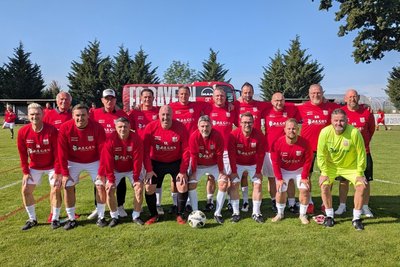 Die Zwickauer Fußball-Legende Roland Stemmler (hinten links) fungierte beim Benefizturnier als Trainer der FSV-Traditionsmannschaft.
