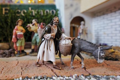 Die Figuren der Fastenkrippe sind bunt und detailreich.
