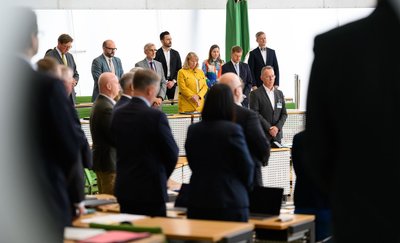 Der Sächsische Landtag hat eine Gedenkminute für die Opfer jüngster Gewalttaten in Leipzig und Neustadt eingelegt. 