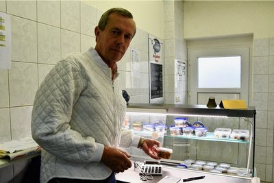 Bernd Cistecky im Betriebsverkauf seiner Firma Fisch & Feinkost in Albernau. Spätestens im Sommer 2023 will er das Geschäft aufgeben. 