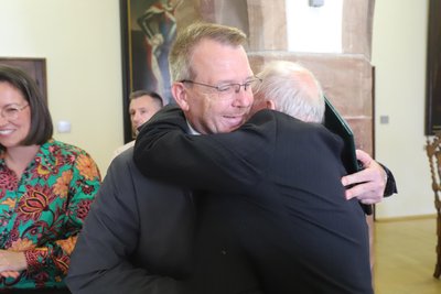 Landrat und Freibergs Ex-OB Sven Krüger, ließ es sich nicht nehmen, seinem Weggefährten Arnd Böttcher die Laudation zum Eintrag ins Goldene Buch zu halten.