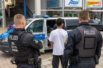 Polizeikontrolle am Postplatz in Aue: In Reaktion auf die Probleme in dem Bereich hatten die Beamten ihre Präsenz vor Ort erhöht.