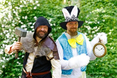 Maik Schönfeld (links) und Yves Groß haben in dem Stück kleine, aber optisch auffällige Rollen.