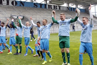 Vor der leeren Südtribüne feiern die Himmelblauen die Meisterschaft.