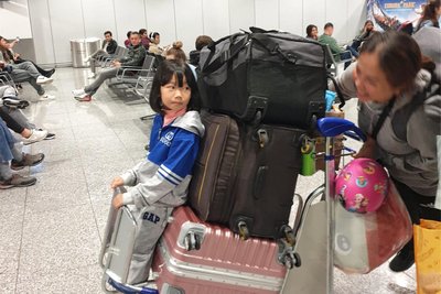 Endlich angekommen: Anh Thu Le (M.) auf dem Flughafen Frankfurt am Main.