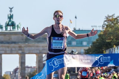Im September 2024 ließ Sebastian Hendel als bester Deutscher beim 50. Berlin Marathon aufhorchen. Er absolvierte die 42,195 Kilometer in 2:07:33 Stunden.