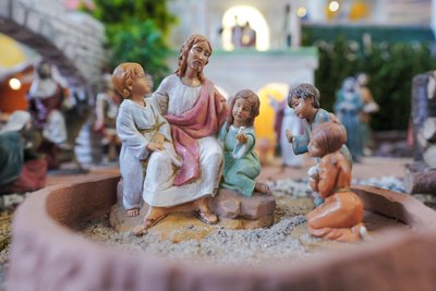 Ob Jesus oder kleine Kinder - die Kunstharz-Figuren sind bis zu 15 Zentimeter groß.