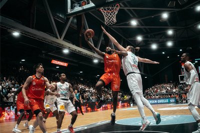 Jeff Garret (hier beim Korbleger) war mit 18 Punkten und 16 Rebounds einer der Garanten für den Derbysieg der Niners Chemnitz gegen Weißenfels.