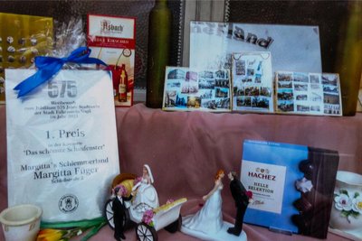 Fotos von früher und heute hat die 70-Jährige im Schaufenster ausgestellt. Daneben ihre Gewinnertafel, die sie im Oktober von der Stadt überreicht bekam.