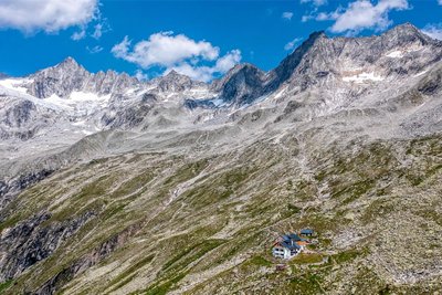 Die Plauener Hütte ist von mächtigen Gipfeln umgeben - Wanderer lieben das Gebiet.