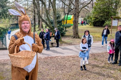 Tino Steglich stand als Osterhase im Mittelpunkt des Osterfestes im Tierpark Freiberg.
