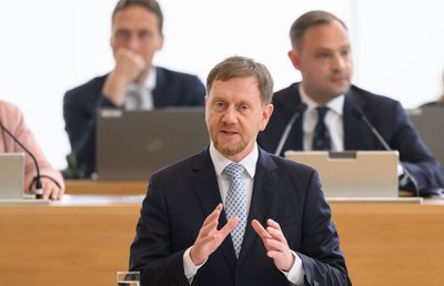 Sachsens Ministerpräsident Michael Kretschmer (CDU) hat die zunehmende Belastung der Kommunen durch Programme des Bundes kritisiert.