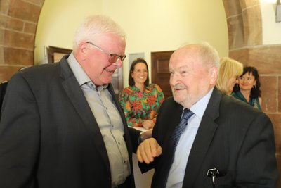 „Alte Hasen“ unter sich: Michael Eßlinger (l.) war einer von vielen Stadträten, die Arnd Böttcher zur Ehrung gratulierten.