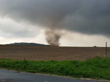 Die Windhose fegte zunächst über ein Feld, nahm dann jedoch Kurs auf Ebersbach-Neugersdorf.