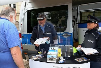 Die Polizisten Uwe Nerger und Diana Musil beraten Giso Lorenz in Zwönitz am Präventionsmobil.