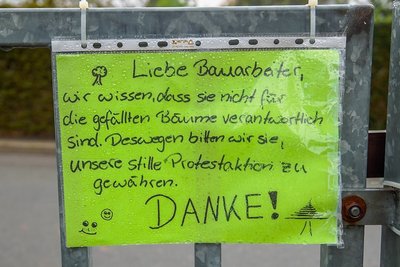 Mit diesem Zettel haben sich Anwohner direkt an die Bauarbeiter gewandt. Bis Montagnachmittag hing er noch am Zaun neben der Baustelle.