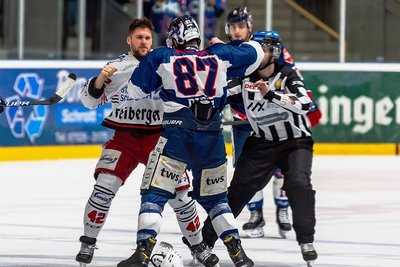 Eispirat Timo Gams (links) und der Ravenburger Fabian Dietz wechselten die Sportart. Sie mussten nach dem Boxkampf jeweils für fünf Minuten auf die Strafbank. 