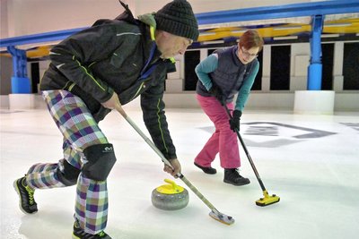 Beim Curling-Cup – im Bild Florian Panhans (li.) und Sabine Wittmann (re.) vom Auer Team.