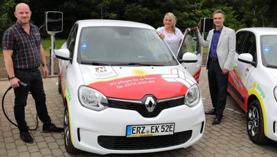 Die Übergabe der E-Flitzer an Pflegedienstleiterin Zita Fabian (M.) durch EKH-Geschäftsführer Thoralf Bode (r.) und den Leiter für die ambulante und teilstationäre Pflege Steve Lorenz. 