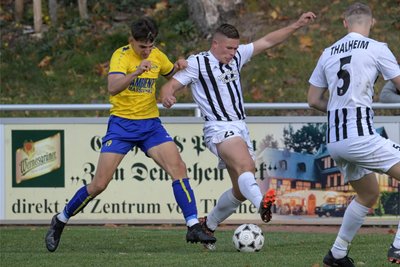 Der Thalheimer Niels Hanse (M.) behauptet in dieser Szene den Ball gegen den Zwönitzer Marian Gerber. Tanne II gewann 7:2.