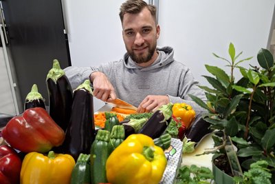 Der gelernte Koch Jacob Matthes legt großen Wert auf frisches Gemüse. Mit seinem Unternehmen hat er Caterings bis in den Dresdner Landtag und das Neue Rathaus in Leipzig geliefert.