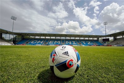 Noch scheint die Sonne über Fußball-Chemnitz, der Regionalligist steht auf Platz 1 der Tabelle. Aber wie lange? Wegen der Finanznot des Vereins ziehen am Himmel bereits dunkle Wolken auf.