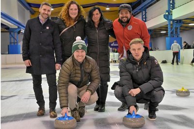 Andre Härtel, Nickelhütte Aue, Marika Trettin, Manila Weidlich, Alex Sanches (h.v.li.) Vorn die FCE-Spieler Anthony Barylla (li.) und Erik Majetschak.