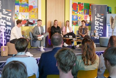 Bei der Talkrunde in der Oberwiesenthaler Sportschule saßen Eric Frenzel, Moderator Maxi Beyer, Denise Herrmann-Wick, Susanne Kreher und Ruben Kretzschmar (von links) auf der Bühne.