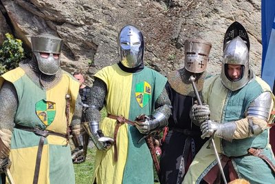 Die „Ritterschaft zu Reychenfels“ kommt auf die Burg Schönfels.