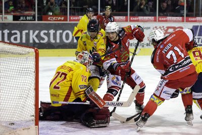 Den ersten Treffer des Abends erzielte Colin Smith (Mitte) im ersten Drittel, als er zum 1:0 für die Eispiraten Crimmitschau traf.