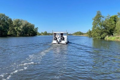 Floß voraus: Die Erzgebirgsmarine aus Antonshöhe war in diesem Jahr auf Havel und Beetzsee auf großer Fahrt.