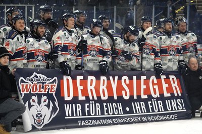 Mit einem Derbysieg über Chemnitz haben sich die Schönheider Wölfe in die Weihnachtspause verabschiedet.