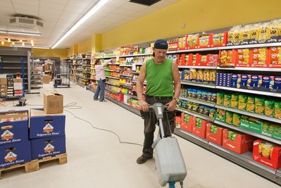 Einräumen und Saubermachen ist angesagt im Edeka-Markt in Niederwiesa, Im Bild Michael Richter von der KS Gebäudereinigung.