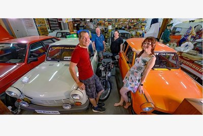 Trabifahrer aus Leidenschaft: Thomas und Jessica Winkelmann (vorn), Michael und Heike Weiß (hinten). Weiß sammelt DDR-Fahrzeuge, vor allem Trabis. Sie stehen im Erdgeschoss seines Wohnhauses in Kirchberg.