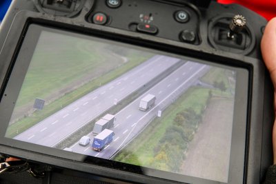 Schräg neben der Autobahn fliegt die Drohne. Kennzeichen lassen sich so nicht erkennen, aber andere relevante Informationen.