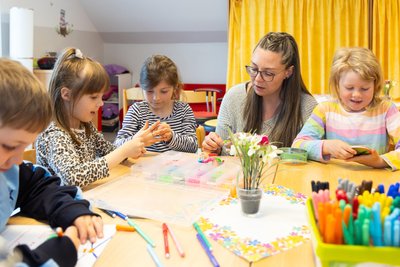 Jonas, Karlina, Aline und Edita genießen ihre Zeit in der Bärenbande mit Erzieherin Tanja Meyer.