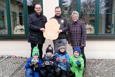 Reginald Fuchs (li.) von Envia-M überbrachte Vereinschef Steve Müller und Bürgermeisterin Roswitha Müller die Spende.