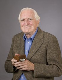 Douglas Engelbart, Internetvisionär, Erfindergenie und Entwickler der Computermaus, ist tot.