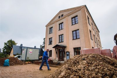 Auch an der Gartenstraße 2 wird gebaut. Dort sollen die Kinder einziehen, für die der Spielplatz gedacht ist.