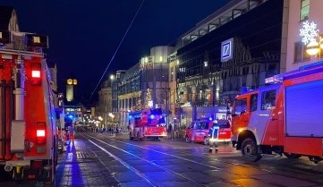 Zahlreiche Einsatzkräfte rückten aus, nachdem die Brandmeldeanlage der Kolonnaden ausgelöst hatte. 
