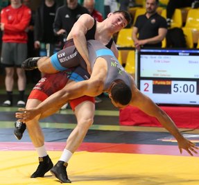 Markneukirchens Erik Löser - hinten, hier im Duell mit Berghausens Brandy Schäfer - erkämpfte eine Bronzemedaille. 