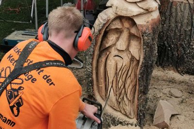 Beim Speedcarving entstehen Skulpturen aus Baumstämmen.
