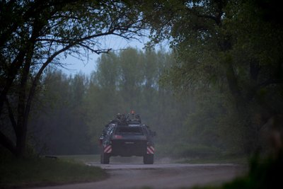 Die Bundeswehr übt auch mit Transportpanzern des Typs Fuchs im Zeitzer Forst im Süden von Sachsen-Anhalt. Jetzt ist auf dort ein Mann erwischt worden, der unberechtigt auf das Übungsgelände eingedrungen war.