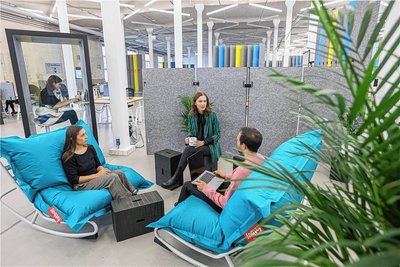 Arbeitest du noch oder lebst du schon? Das Chemnitzer Start-up Staffbase kämpft mit vielen Annehmlichkeiten um Mitarbeiter. "Die Zeit des Arbeitgebermarktes ist vorbei", sagt Personalchefin Marie Friedrich (Mitte).