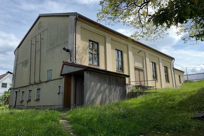 Nicht mehr benötigte Immobilien zu verkaufen, ist ein Weg. Für die Turnhalle Waldstraße, Kaufpreis 146.000 Euro, gibt es einen Interessenten.