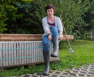  Nicht ohne meine Gummistiefel: Marion Theiss geht aus Angst vor Zecken nicht mehr barfuß durch ihren Garten, denn ein Zeckenstich hatte eine jahrelange Erkrankung zur Folge. 