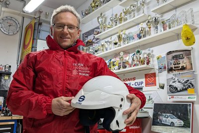 Nachdem er als Suzuki-Pilot fast drei Jahrzehnte lang viele Pokale gesammelt hat, versucht sich Veit König nun in einem Opel.